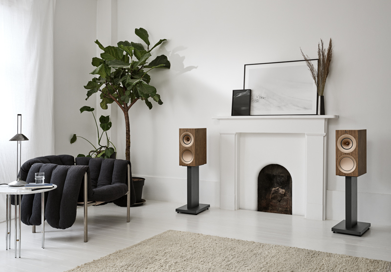 KEF R3 META - Vue lifestyle finition Walnut